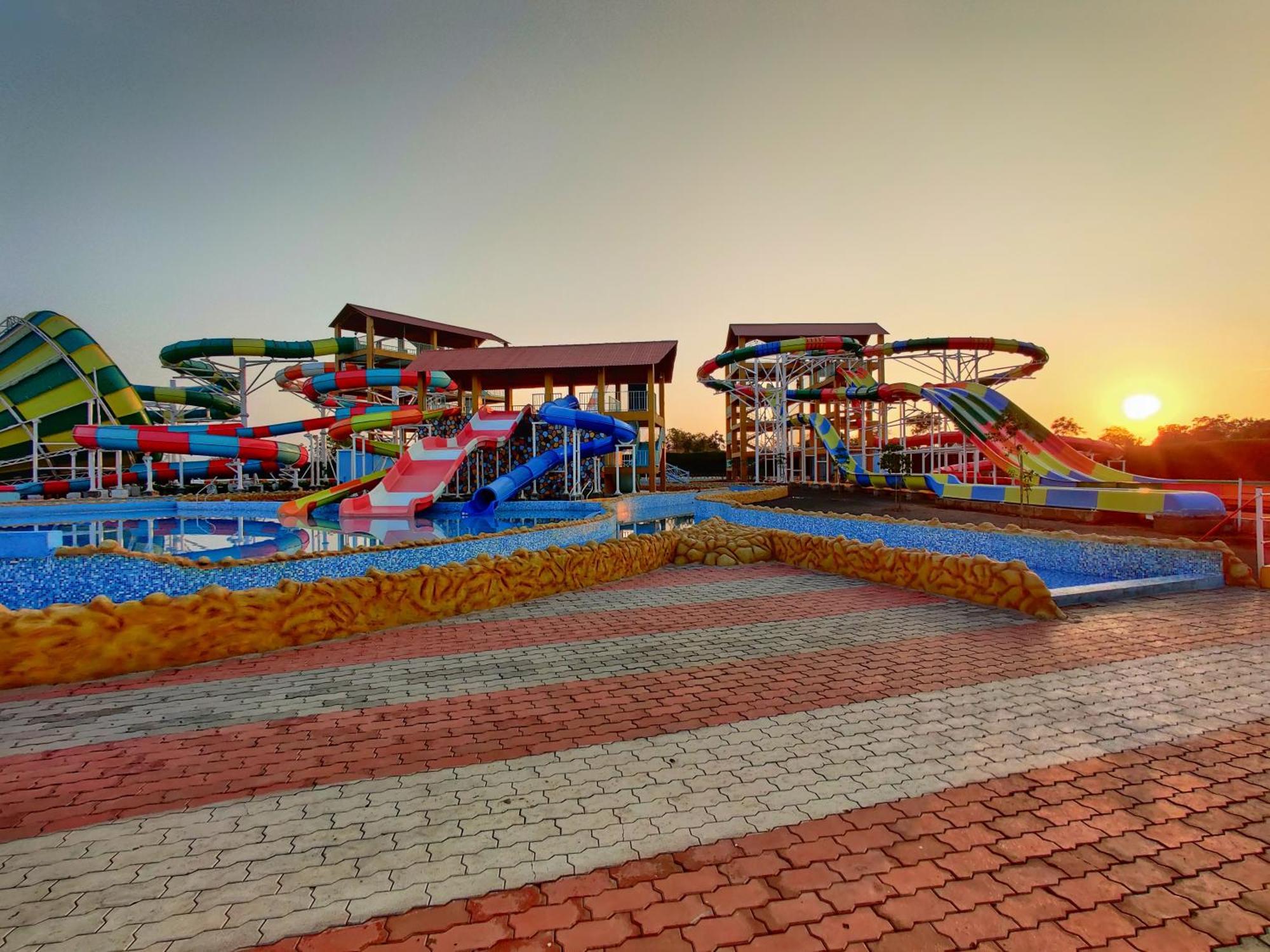 Wet N Wild Water Park & Resort Mendarda Exterior foto